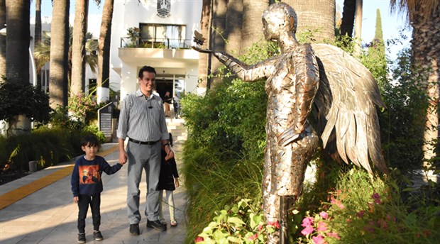 Bodrum Belediyesi, bahçesine Neslican Tay heykeli dikti