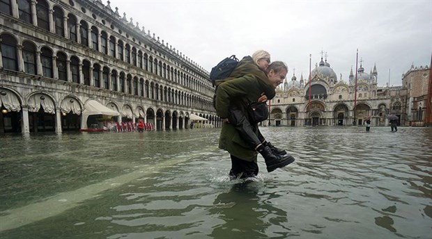 Venedik'te yükselen su seviyesi rekor düzeye ulaştı