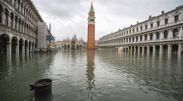 Venedik yeniden sular altında kaldı