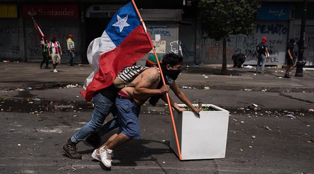 Şili'de direnenler geri adım attırdı: Polisin plastik mermi kullanımı askıya alındı