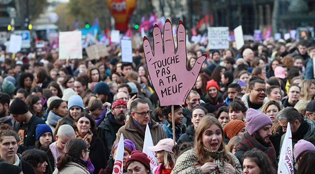 Fransa'da binlerce kişi kadına yönelik şiddeti protesto etti