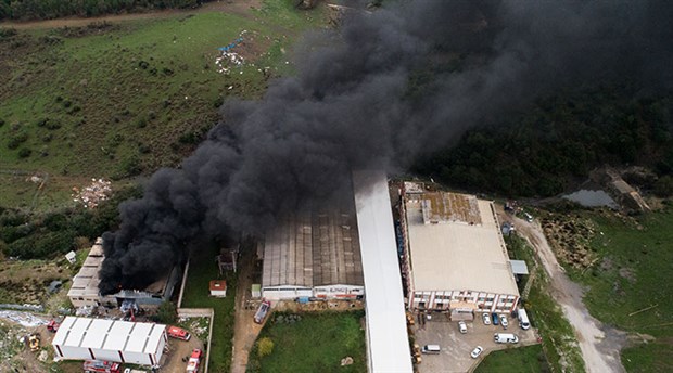 İzmir'de plastik geri dönüşüm fabrikasında çıkan yangın kontrol altına alındı