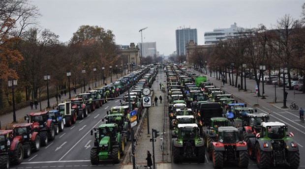 Berlin'de binlerce çiftçi traktörleriyle eylem yaptı