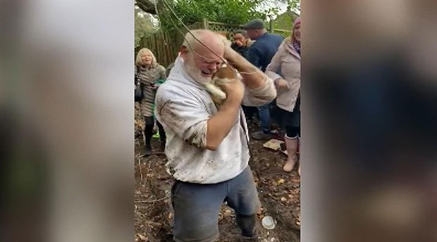 Kaybolan köpeğine kavuşan yaşlı adam gözyaşlarına boğuldu