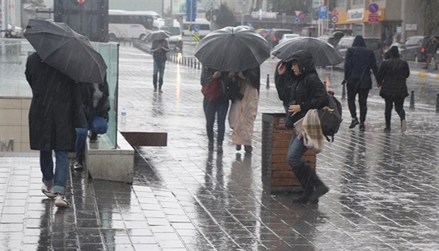 İstanbul'da lodos ve sağanak yağış etkili oluyor