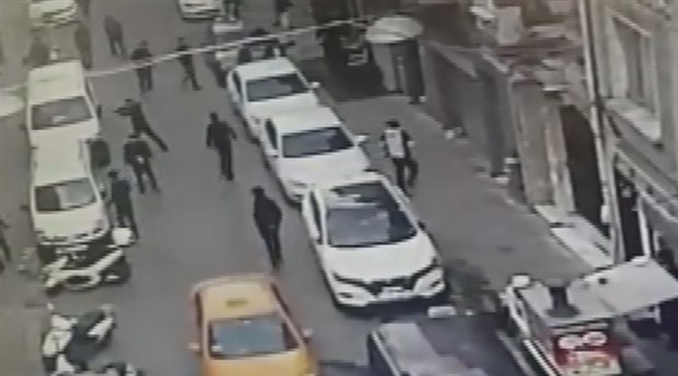 Beyoğlu'nda 4 kişinin yaralandığı silahlı saldırı kamerada