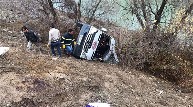 Hentbol takımını taşıyan minibüs kaza yaptı: 2 ölü