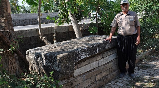 35 yıldır musalla taşı olarak kullandıkları taş, Roma'dan kalma lahit kapağı çıktı