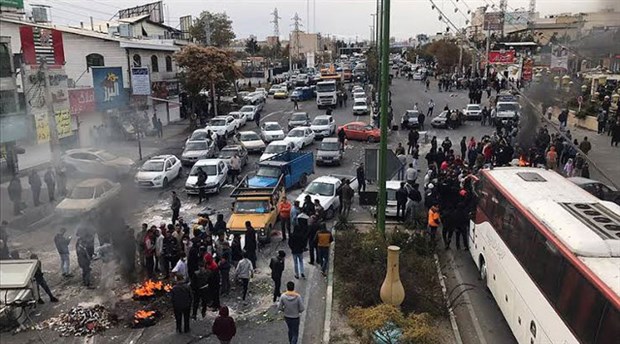 İran'da benzin zammı protestolarıyla ilgili 79 kişi gözaltına alındı