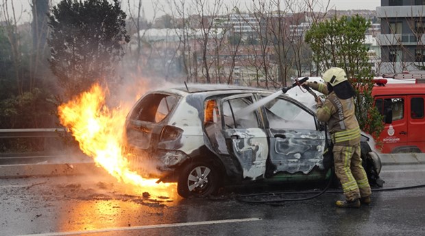 İstanbul'da seyir halindeki otomobilde yangın çıktı