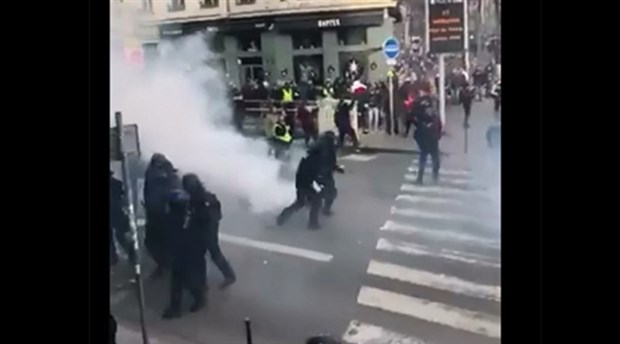 Fransa'da on binlerce kişi ayakta: Polis biber gazı ve sis bombasıyla saldırdı
