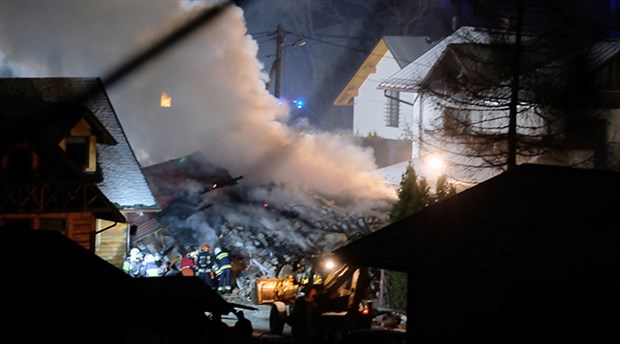 Polonya'da patlamanın meydana geldiği bina çöktü: 6 ölü