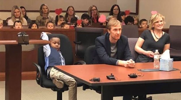 5 yaşındaki bir çocuk evlat edinme duruşmasına sınıf arkadaşları ile katıldı
