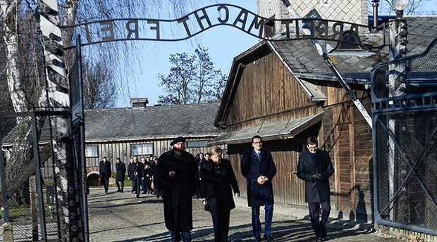 Merkel, Nazilerin toplama kampı Auschwitz'i ilk kez ziyaret etti