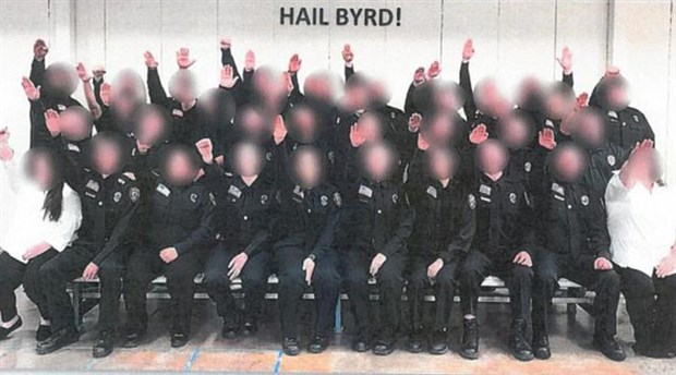 Nazi selamı vererek hatıra fotoğrafı çektiren ABD'li cezaevi çalışanları açığa alındı