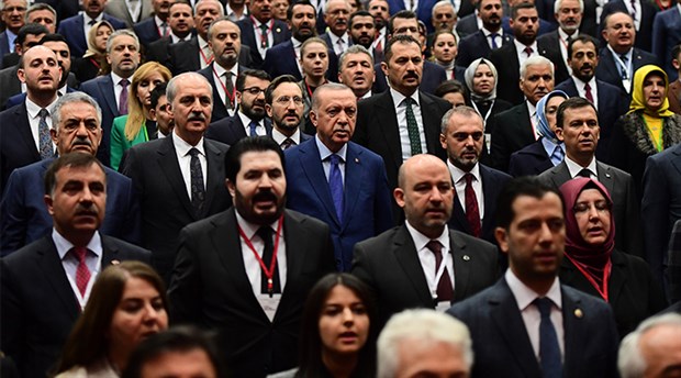 AKP’de kongre öncesi çatlak derinleşiyor: İstifalar sürecek