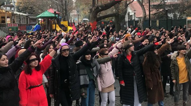 İstanbul'da kadınlar polis müdahalesine rağmen Las Tesis'in 'danslı protestosunu' gerçekleştirdi