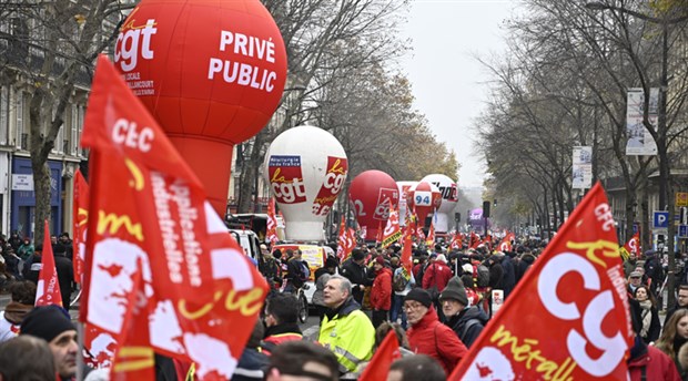 Fransa'da genel grev devam ediyor: Binlerce kişi Macron'un emeklilik reformunu protesto etti