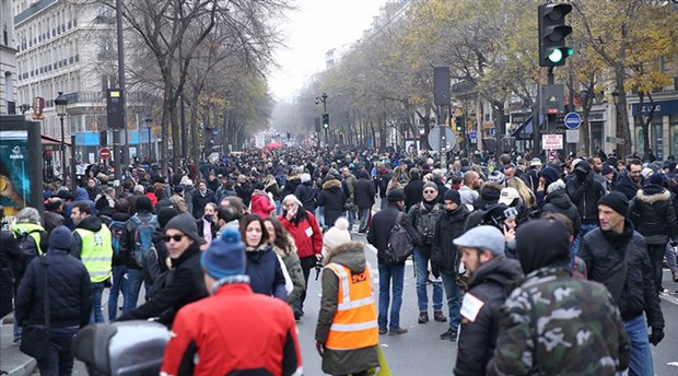 Fransa'da genel grev 7. gününde: Paris'te 460 km'lik araç kuyruğu oluştu
