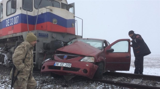 Kars'ta tren otomobile çarptı: 3 ölü