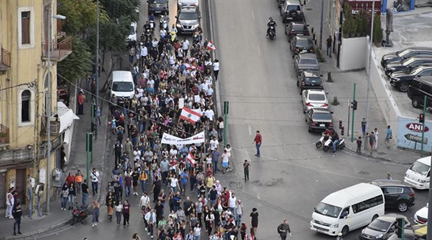 Yeni hükümet çalışmaları öncesi halk sokakta: Binlerce protestocu parlamentoya yürüdü