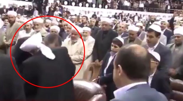 Adalet Bakanı’nın, tarikat liderinin elini öptüğü görüntüler ortaya çıktı!