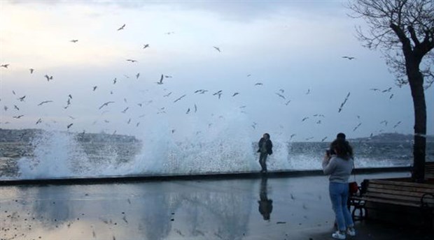 İstanbul'da şiddetli lodos etkili oluyor