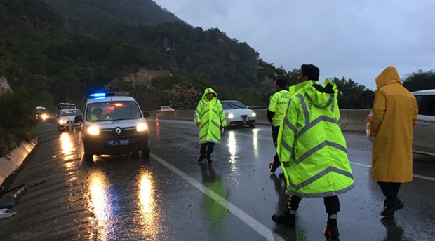 Antalya'da servis aracı kayalıklara çarptı: 17 yaralı