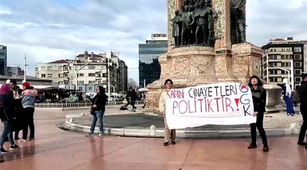 Taksim'de 'Kadın cinayetleri politiktir' diyen 2 kadın gözaltına alındı