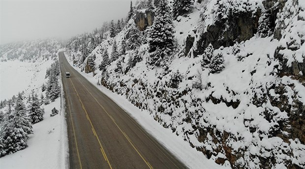 Antalya-Konya yolunda kar kalınlığı yarım metreye ulaştı