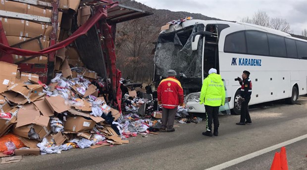 Çankırı'da yolcu otobüsü ile TIR çarpıştı: 4'ü ağır, 31 yaralı