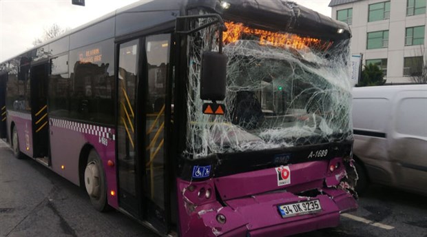 Zeytinburnu'nda İETT otobüsleri çarpıştı: 15 yaralı