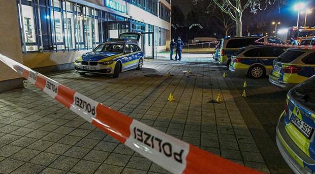 Almanya'da bıçakla polise saldıran bir Türk öldürüldü