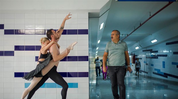Tramvay istasyonunda dans eden balerinleri 'çıplak insanlar var' diyerek polise ihbar ettiler