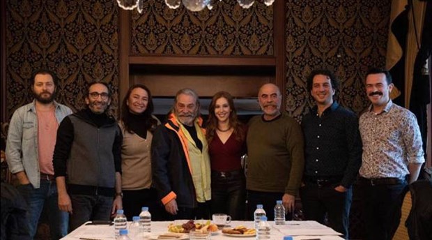 Yönetmen Ezel Akay film setinde yaralandı