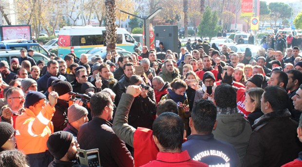 Karşıyaka Belediyesi işçilerinden maaş eylemi