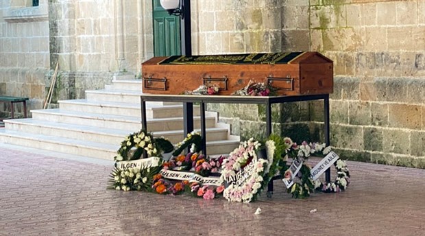Kuzey Kıbrıs'ta cenazeler karıştı: Bakanın dayısını İngiliz mezarlığına defnettiler