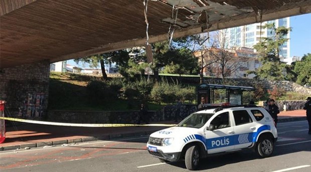 Beşiktaş'ta iş makinası üst geçide çarptı