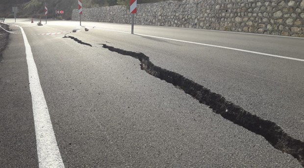 Antalya'da heyelan nedeniyle yol çöktü