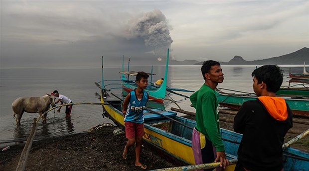 Filipinler'de yanardağ patlaması nedeniyle 82 bin kişi tahliye edildi