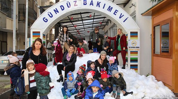 Adana'da miniklere karne tatili öncesi kar sürprizi