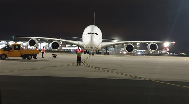 Dünyanın en büyük yolcu uçağı İstanbul Havalimanı'na acil iniş yaptı