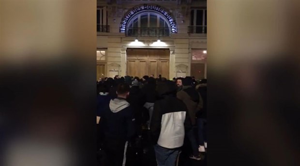Protestocular Macron'un içinde bulunduğu binanın etrafını sardı