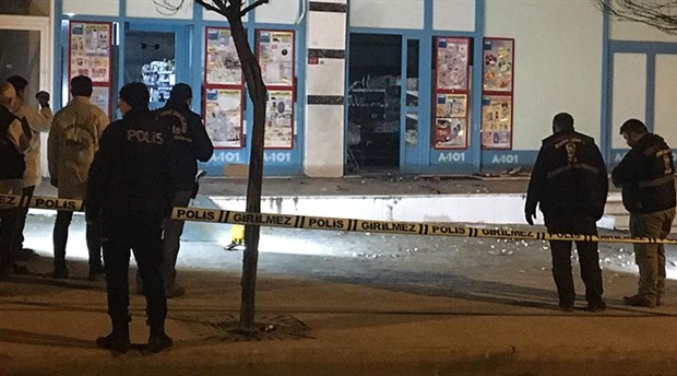 Arnavutköy'de bir markete el yapımı patlayıcı atıldı
