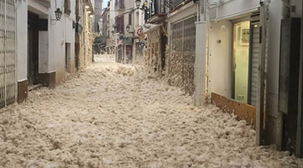 İspanya'da sahil kentini köpük bastı