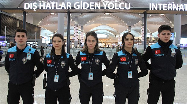 Pasaport polislerinin üniformalarındaki 'Turkey' yazısı değiştirildi