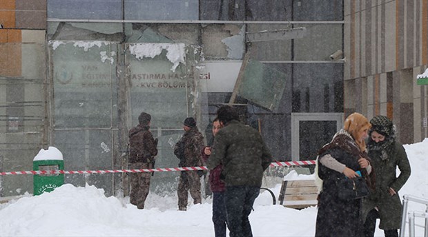 Van'da biriken kar nedeniyle hastane girişindeki çatı çöktü