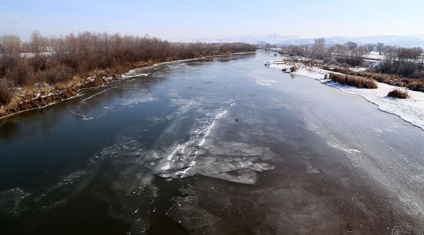 Türkiye'nin en uzun nehri Kızılırmak, buz tuttu