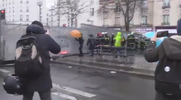 Fransa'da itfaiye erleri ve polis arasında çatışma