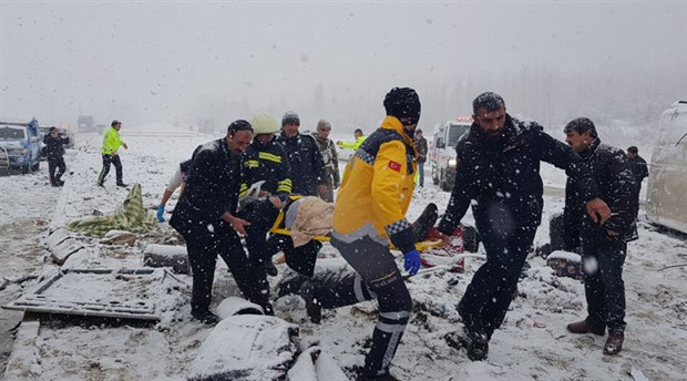 Erzincan'da yolcu otobüsü şarampole devrildi: 2'si ağır 46 yaralı